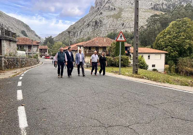 El consejero ha comprobado junto a los alcaldes de Lierganes, Miera y San Roque de Riomiera el estado de los trabajos (Foto: Oficina de Comunicacion)