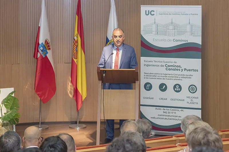 Durante su intervención el consejero ha destacado la apuesta del Ejecutivo por impulsar nuevos proyectos que permitan modernizar las infraestructuras y favorecer el progreso de la región. (Foto: Emma Portillo)