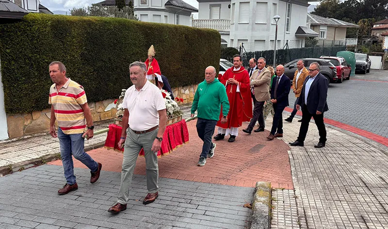 El consejero ha participado en la procesion y ha acompañado a decenas de vecinos en uno de los dias mas destacados de estos festejos (Foto: Oficina de Comunicacion)
