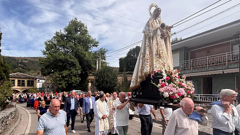 La procesion ha contado con desfiele de trajes pasiegos y diferentes muestras de folklore regional (Foto: Oficina de Comunicacion)