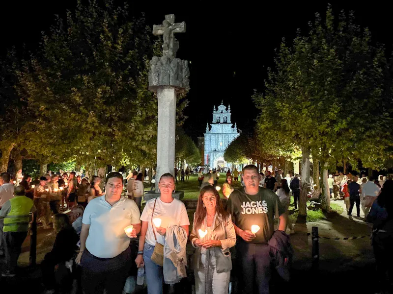 La consejera y la alcaldesa de Ampuero, entre otros, delante del santuario de La Bien Aparecida (FOTO: Oficina de Comunicación)