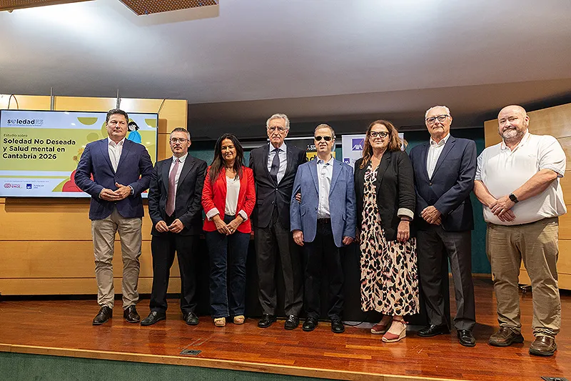 La consejera de Inclusión Social junto al resto de intervinientes en la presentación del estudio. (Foto: Patricia Pereda)