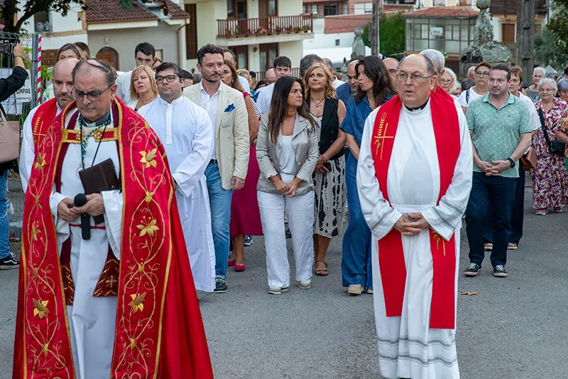 La consejera y el resto de autoridades, en un momento de la procesión por las calles de Limpias (FOTO: Miguel López)