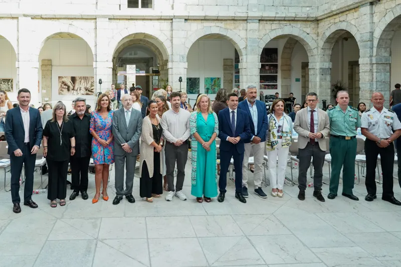 Autoridades asistentes al acto contra la explotación sexual organizado por Nueva Vida. (Foto: Parlamento Cantabria)