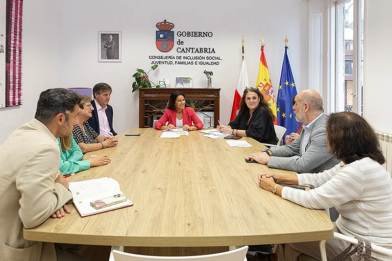 La consejera de Inclusión Social durante la reunión mantenida con los colectivos del sector de la discapacidad. (Foto: Patricia Pereda)
