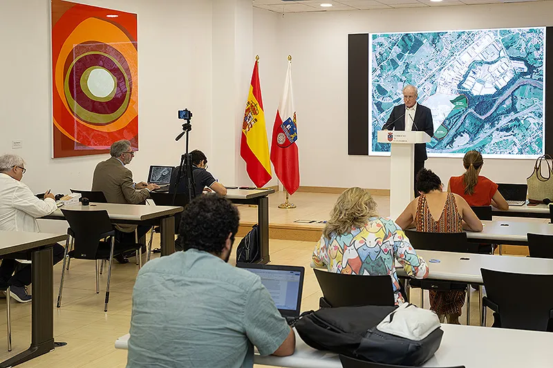 El consejero Arasti, durante su comparecencia ante los medios de comunicación en Peña Herbosa (Foto: Patricia Pereda)
