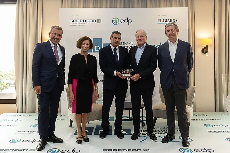 Eduardo Arasti junto a Iñaki Calvo, Yolanda Fernández, Luis Revenga y David González Pescador. (Foto: Patricia Pereda)