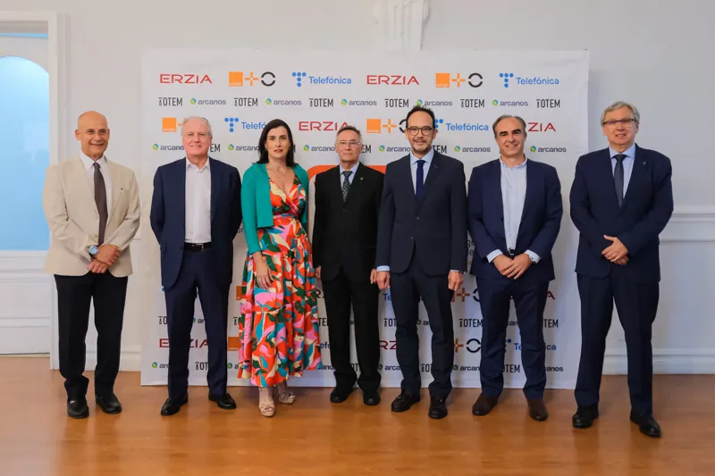 El consejero de Industria, Eduardo Arasti, junto al resto de autoridades y miembros de la organización (FOTO: Rául Lucio)