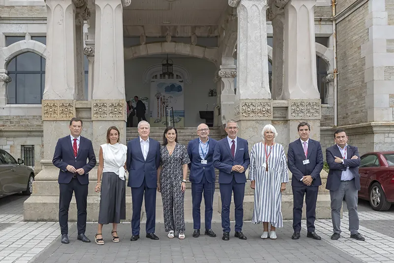 El consejero, junto al resto de autoridades participantes en el acto inaugural del curso (Foto: Emma Portillo)