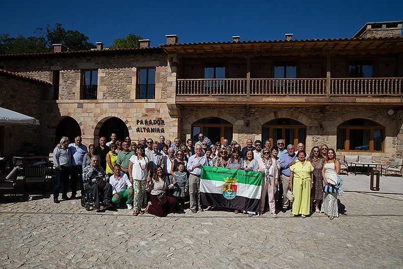 Isabel Urrutia junto a los participantes en el acto de la Casa de Extremadura en Cantabria. (Foto: Patricia Pereda)