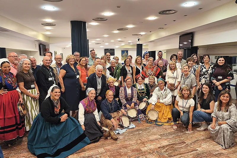 La consejera Isabel Urrutia junto a los participantes en el XII Encuentro de Casas de Cantabria. (Foto: Gobierno de Cantabria)