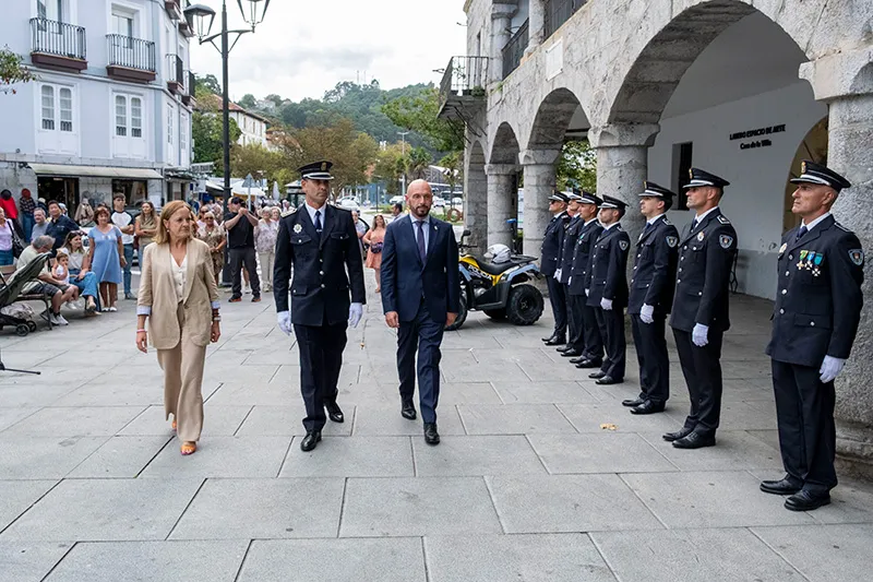 La consejera de Presidencia, el alcalde de Laredo y el jefe de la Policía Local, en el pase de revista a los agentes (Fotos: Miguel López)