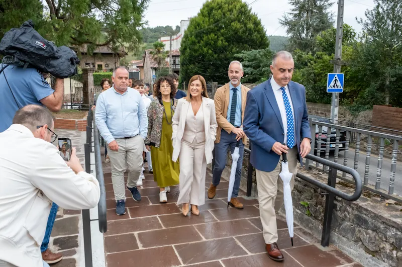 La presidenta junto a los consejeros de Fomento y de Educación, y el alcalde de Cabezón de la Sal recorriendo el itinerario peatonal hasta el instituto. Foto: Miguel López