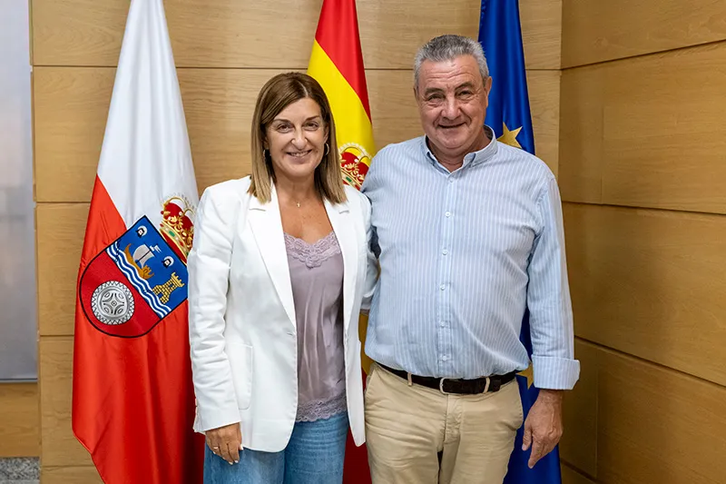 La presidenta de Cantabria y el alcalde de Polaciones durante la reunión celebrada en el Gobierno. (Foto: Miguel López)