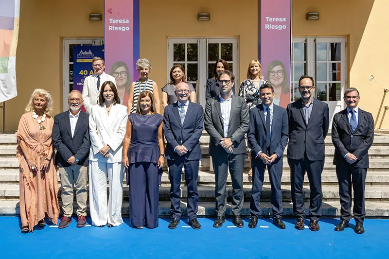 La presidenta de Cantabria junto al resto de autoridades e intervinientes en la jornada de clausura de la 40 edición del encuentro organizado por AMETIC junto al Banco Santander y la UIMP . FOTO: José Cavia