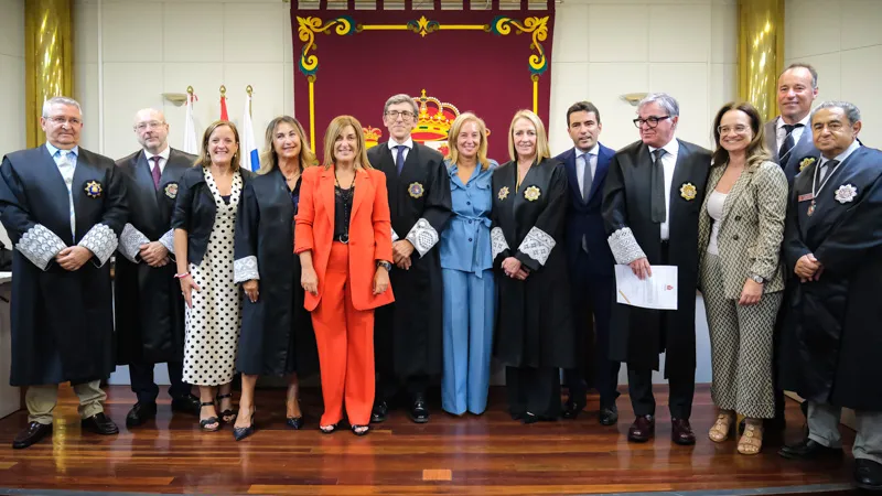 Foto de famila de las autoridades y los miembros del poder judicial con los magistrados homenajeados (FOTO: Raúl Lucio)