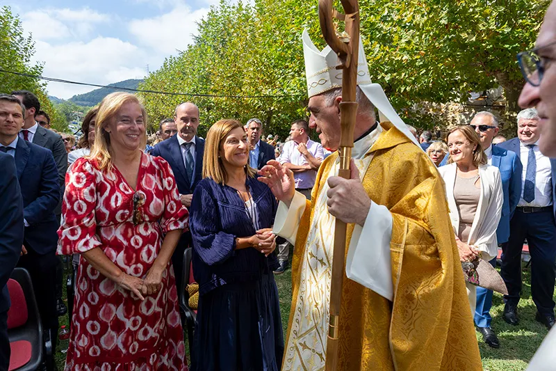 La presidenta de Cantabria, María José Sáenz de Buruaga, junto al obispo de la Diócesis de Santander, Arturo Ros. (Foto: Miguel López)