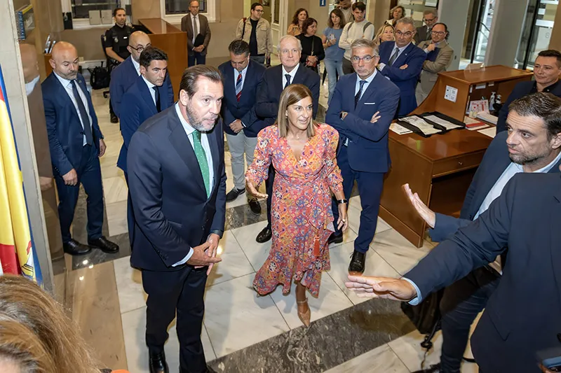 Buruaga y Puente, en la sede de la Delegación del Gobierno, momentos antes de la firma del convenio (FOTO: José Cavia)