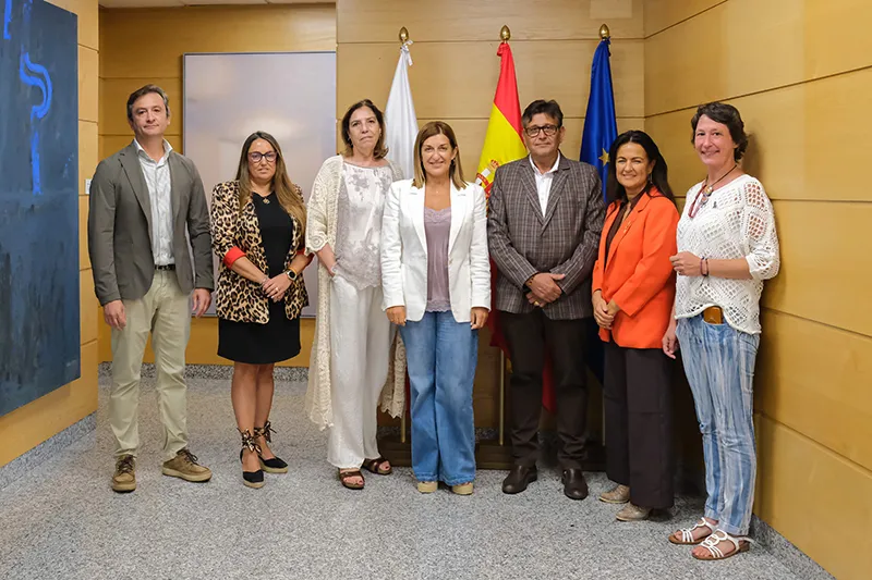 La presidenta junto a representantes de empresas y entidades del sector (Foto: Raúl Lucio)
