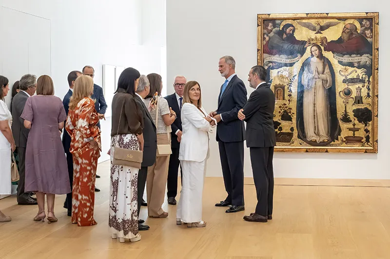 El Rey Felipe, junto a la presidenta Buruaga y el resto de autoridades, durante la visita a las instalaciones de Faro Santander (FOTO: José Cavia)