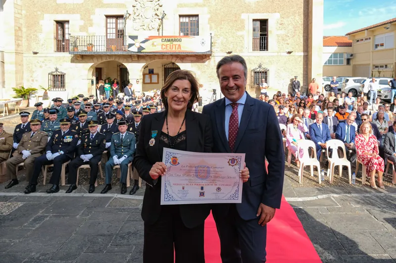 La presidenta ha recibido la distinción de manos del alcalde de Camargo. Diego Movellán. FOTO: Raúl Lucio