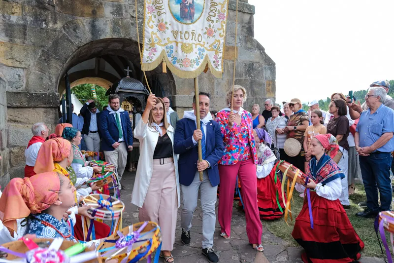 Buruaga, junto al alcalde de Piélagos, ha encabezado la procesión de la Virgen de Valencia por los alrededores del santuario (Foto: Raúl Lucio)