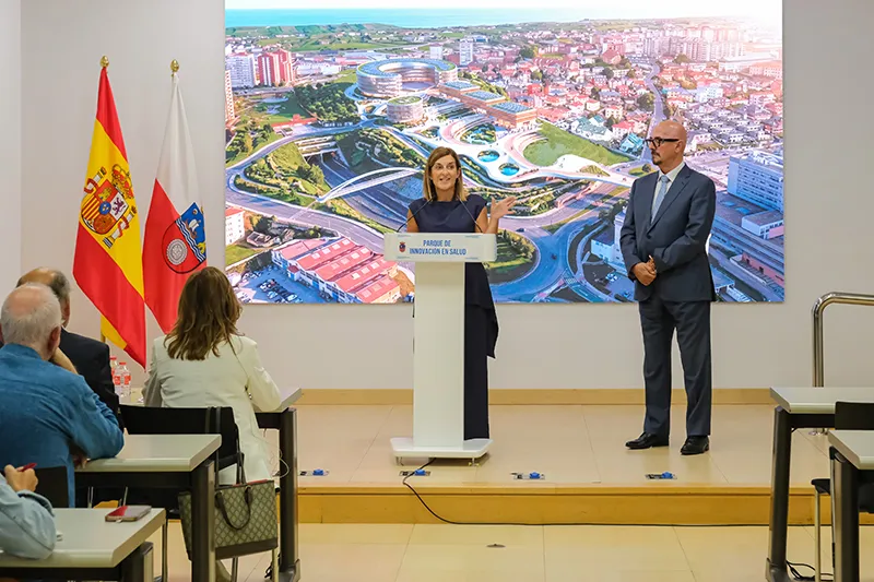 La presidenta durante la presentación del proyecto ganador del concurso de ideas para el Parque de Innovación en Salud, junto al consejero de Salud, César Pascual. FOTO: Raúl Lucio