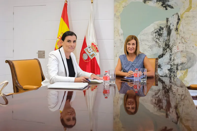 La presidenta de Cantabria y la alcaldesa de Santander, en la reunión celebrada en la sede del Gobierno cántabro en Peña Herbosa (Foto: Raúl Lucio)