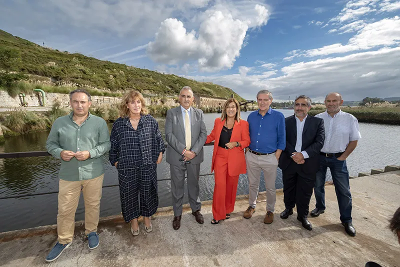La presidenta, junto al consejero de Fomento, el alcalde de Suances, la alcaldesa de Polanco y el director general de Vivienda posan ante la ría. FOTO: José Cavia