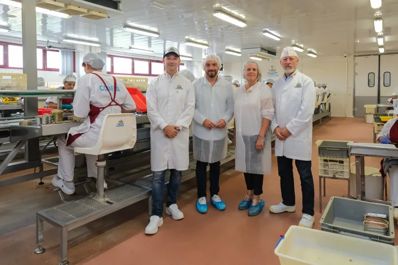 La consejera visita las instalaciones de la empresa conservera CODESA. (Foto: Raúl Lucio).
