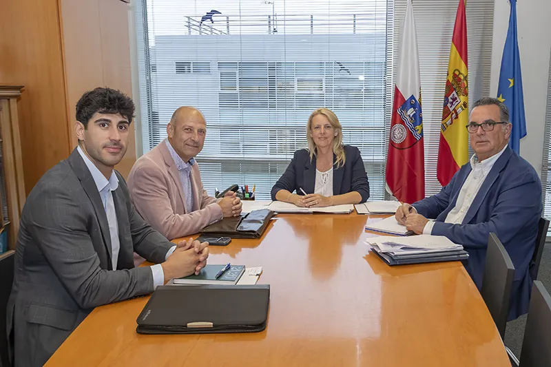 Carlos Gutiérrez, Sergio Valle, María Jesús Susinos y Paulino San Emeterio durante la reunión de trabajo. (Foto: Enma Portillo).