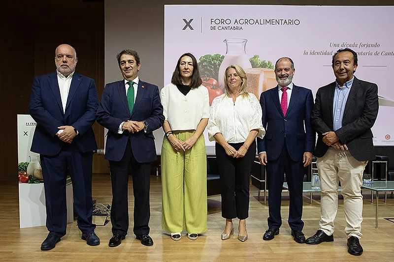 La consejera, junto al resto de autoridades, en el acto inaugural del Foro (Foto: Patricia Pereda)