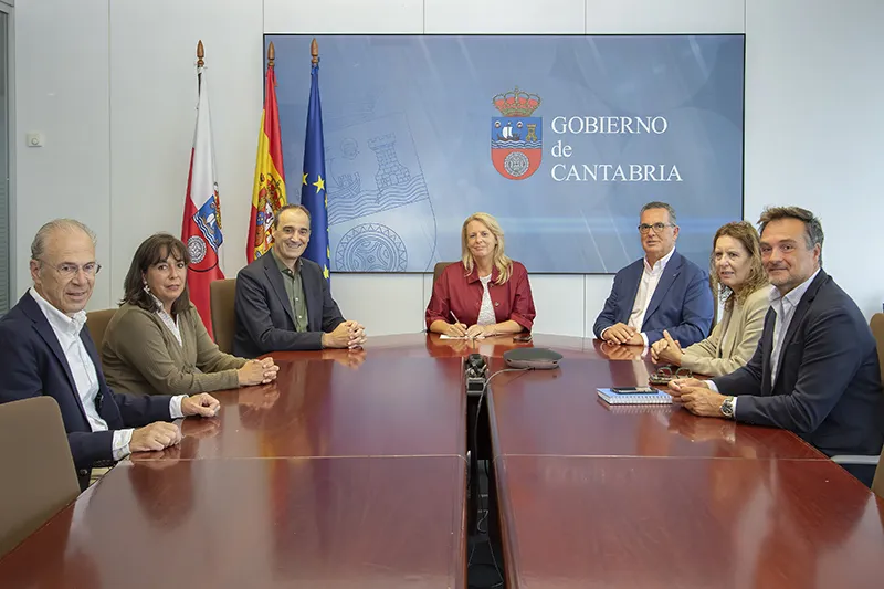 María Jesús Susinos junto a Enrique Bretones, Paulino San Emeterio, Carmen Fernández, Juan Luis Centeno, Eva García y Eloy Gómez. (Foto: Emma Portillo)