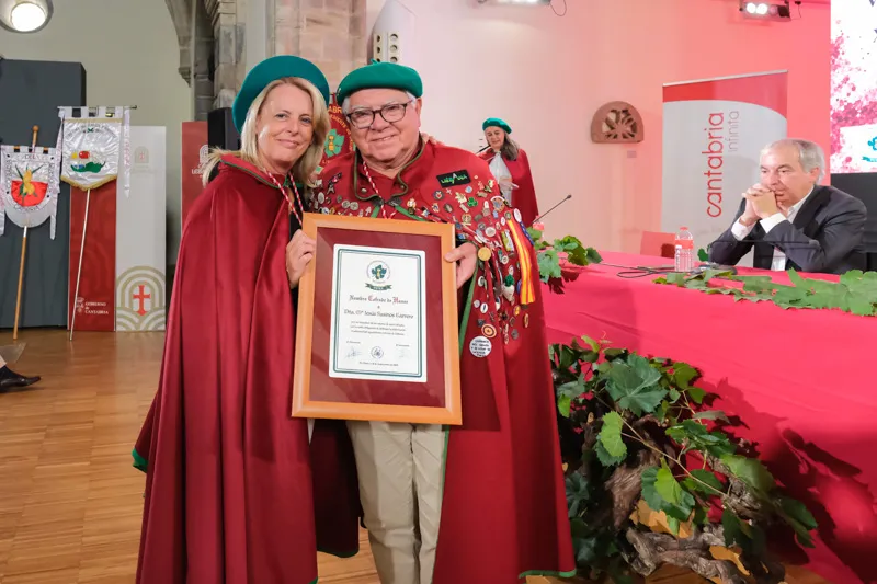 La consejera de Medio Rural y cofrade de honor, María Jesús Susinos, y el presidente de honor de la Cofradía del Aguardiente de Orujo y el Vino de Liébana , Juan Manuel Gómez Bedoya, (Foto: Raúl Lucio)