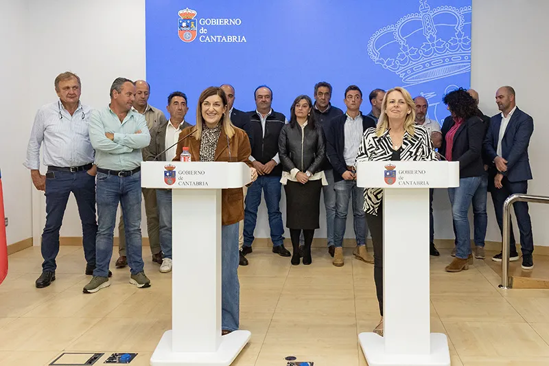 La presidenta, María José Sáenz de Buruaga, junto a la consejera de Desarrollo Rural, María Jesús Susinos y representantes del sector en una comparecencia ante los medios (FOTO: José Cavia)