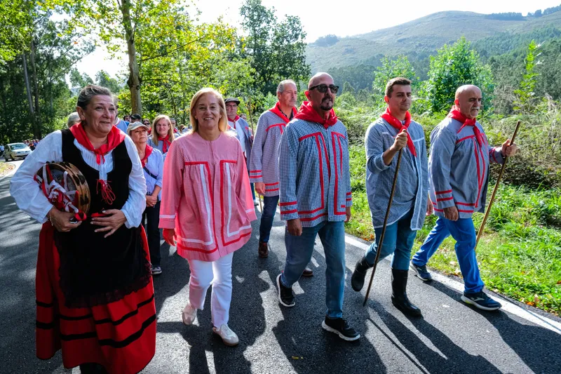 El consejero de Salud, César Pascual, ha participado hoy en la tradicional subida con motivo de San Cipriano (Foto: Raúl Lucio)