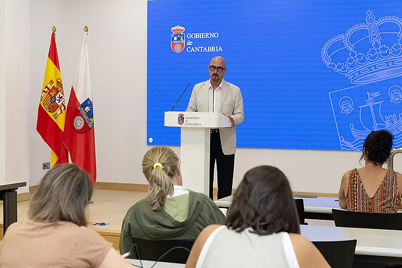 Pascual, durante su comparecencia ante los medios de comunicación para presentar el proyecto de Ley de Salud Digital de Cantabria (Foto: Patricia Pereda)