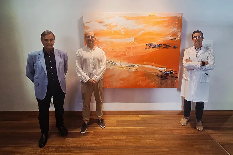 De izquierda a derecha de la imagen, José Francisco Díaz, Víctor Alba y Félix Rubial, durante la presentación oficial de la obra que, a partir de ahora, formará parte de la galería de arte del Hospital Valdecilla (Foto: Gobierno de Cantabria)