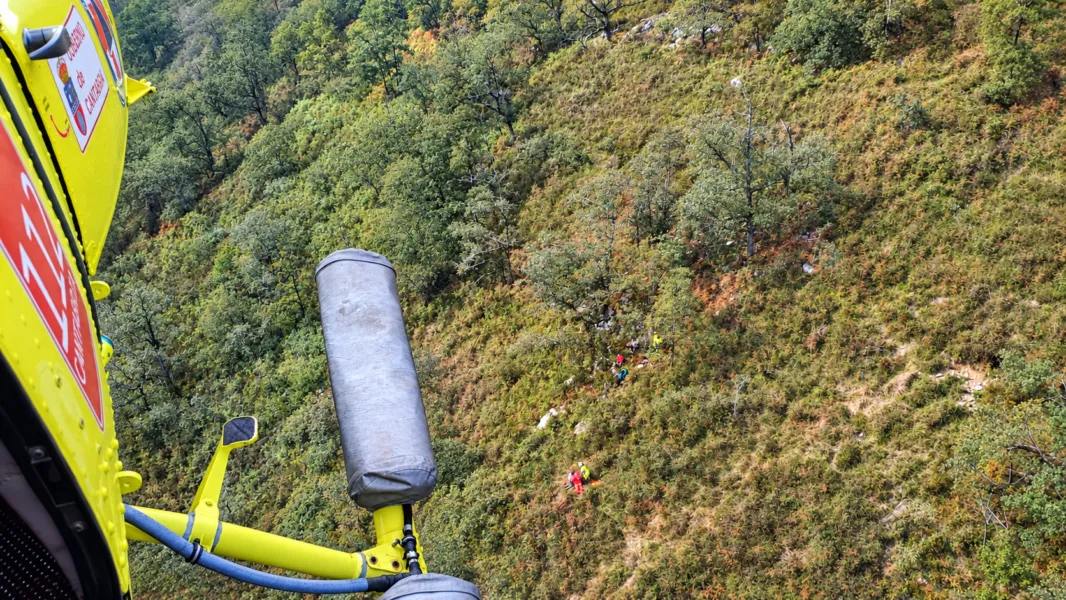 Noticias de Cantabria | El Cántabro | Rescatado en helicóptero un ganadero de 49 años tras caer en una zona escarpada de Cosío