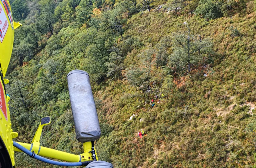 Noticias de Cantabria | El Cántabro | Rescatado en helicóptero un ganadero de 49 años tras caer en una zona escarpada de Cosío