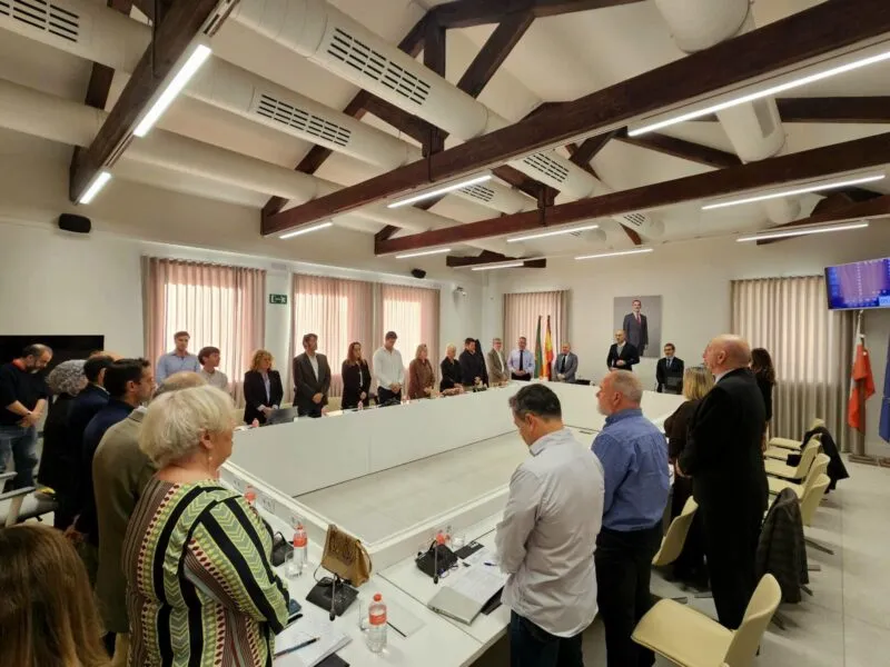 Noticias de Cantabria | El Cántabro | El Pleno de Torrelavega guarda un minuto de silencio por las víctimas del accidente ferroviario de Toledo