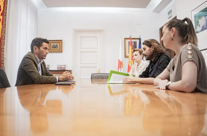  Casares muestra su apoyo a las 107 familias de Hermanos Calderón, aunque la solución inmediata planteada no supera el Congreso