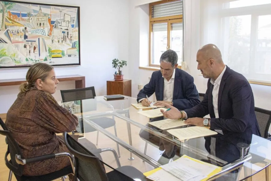 Noticias de Cantabria | El Cántabro | Ayuntamiento y Cámara de Comercio firman el convenio para impulsar las campañas de dinamización comercial de 2026