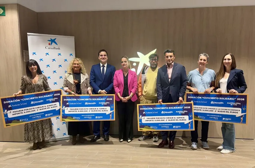 La directora general de CANTUR Inés Mier en la entrega de la recaudación de Magdalena en vivo. (Foto: Gobierno de Cantabria)