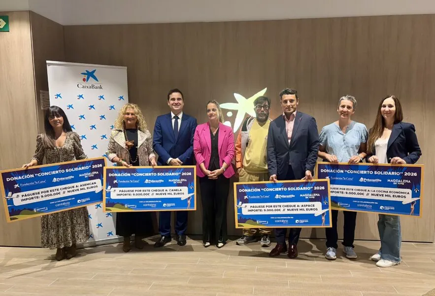 La directora general de CANTUR Inés Mier en la entrega de la recaudación de Magdalena en vivo. (Foto: Gobierno de Cantabria)