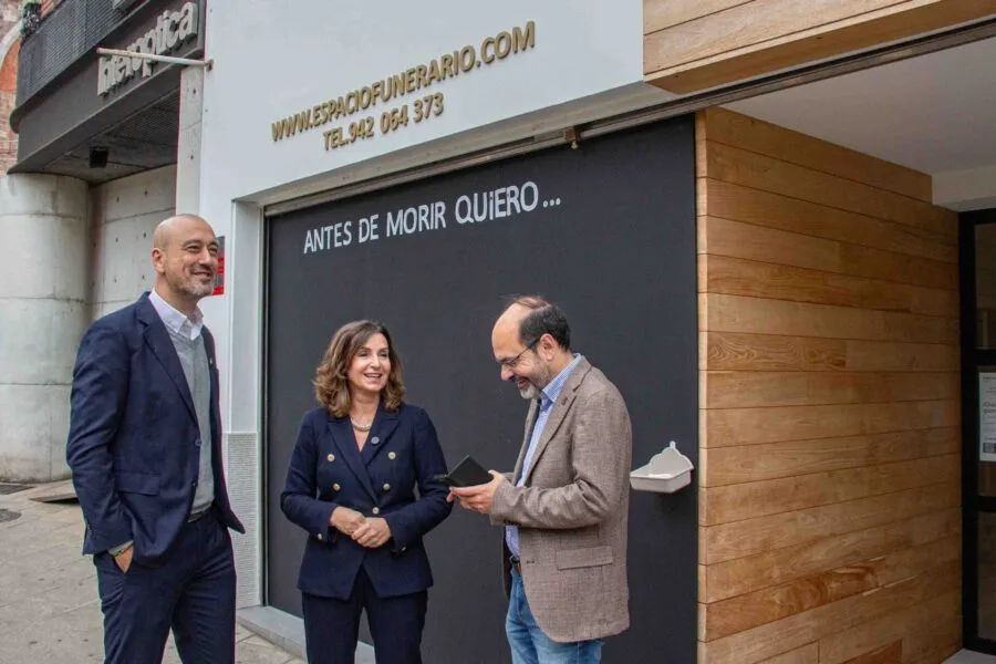 Noticias de Cantabria | El Cántabro | Espacio Funerario pone en marcha en Torrelavega un mural participativo con motivo del Día de Todos los Santos