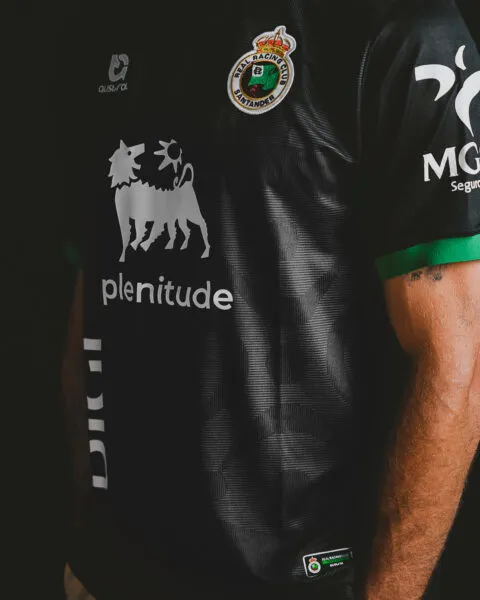 Noticias de Cantabria | El Cántabro | El Racing lleva los nombres de sus 18.804 abonados en su tercera camiseta de la temporada