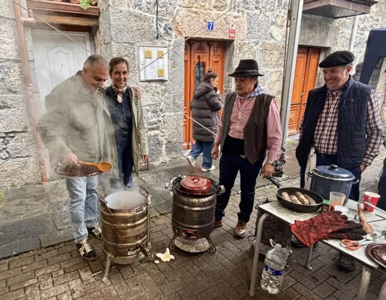 Noticias de Cantabria | El Cántabro | Media acompaña a los vecinos de Ramales de la Victoria en su tradicional Magosta