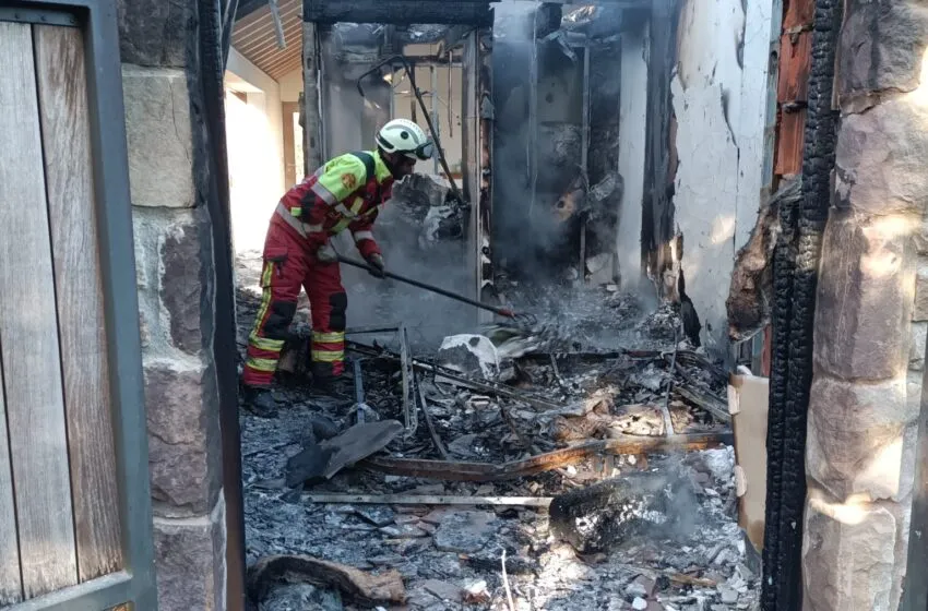  Un incendio causa graves daños en una vivienda