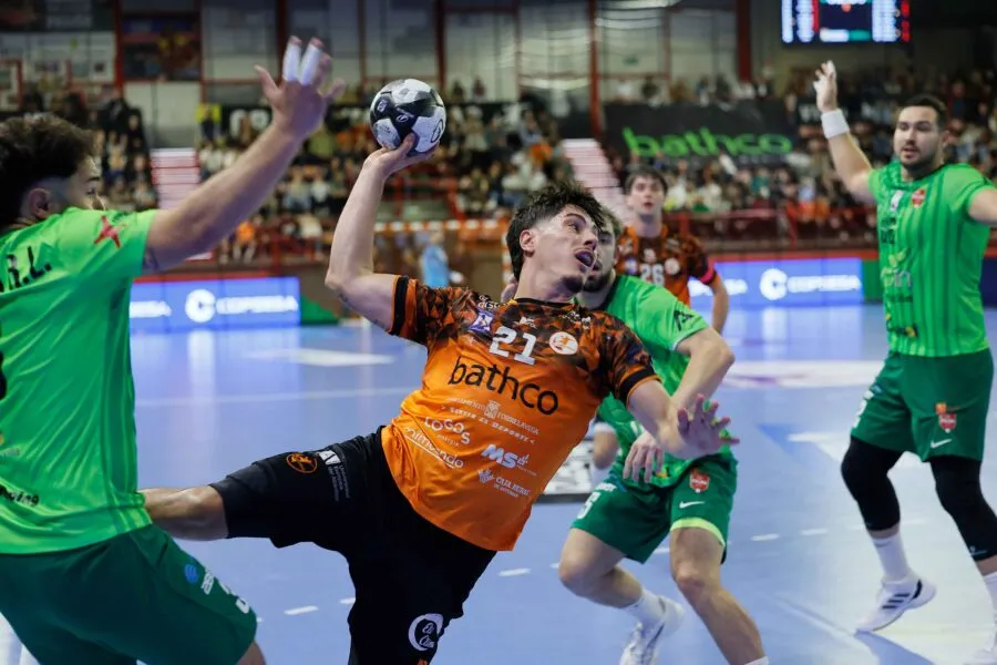 Noticias de Cantabria | El Cántabro | El Bathco vuelve a ganar a base de goles